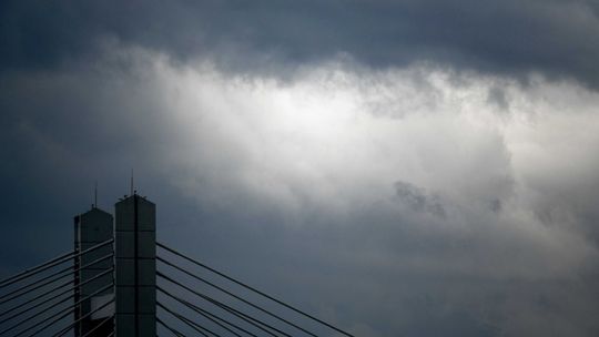 Synoptyk IMGW: piątek przeważnie bez upałów; po południu burze