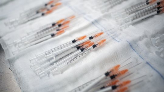 Szczepienia przeciw COVID-19 – transport i infolinia dla mieszkańców