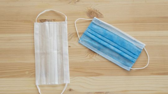 Teatr rozdaje maseczki