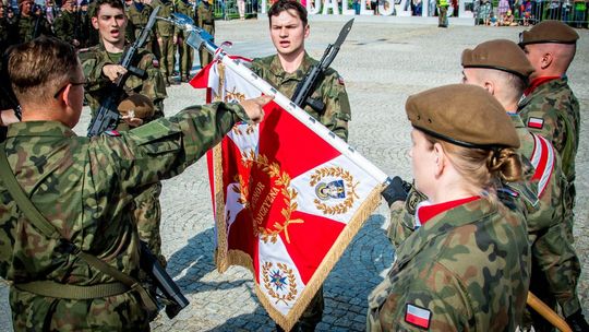 Terytorialsi przysięgali na rynku w Daleszycach 