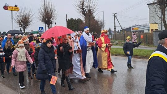 Tłumy wiernych mimo deszczu i radosne kolędowanie ulicami miasta