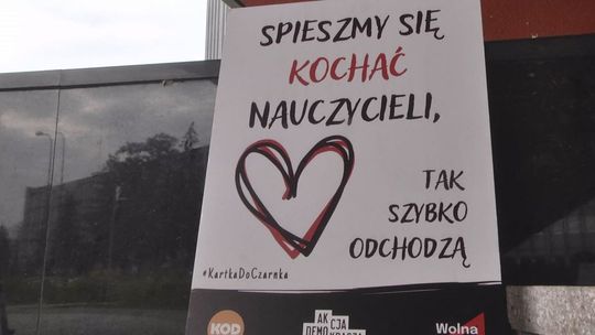 „To dzień żałoby nad polską edukacją". Happening w obronie oświaty