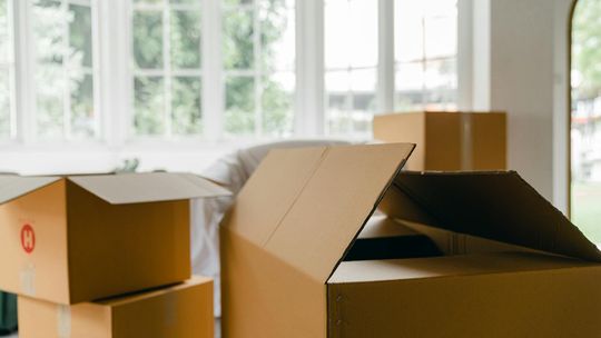 Transport delikatnych przedmiotów – jak ich nie zniszczyć podczas przeprowadzki?