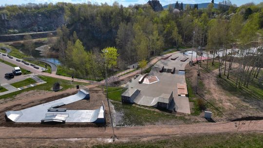 Triki i akrobacje na rowerze. Przy Kadzielni już działa Skatepark