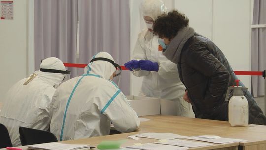 Trwa akcja wymazów w kierunku Covid-19 nauczycieli najmłodszych klas