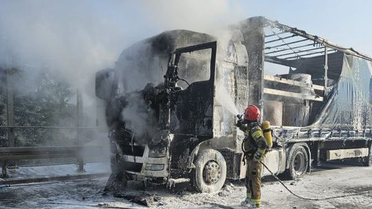 Trwa gaszenie Tira na S7 w Jędrzejowie