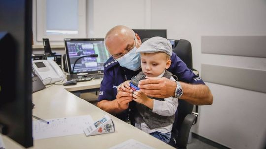 Trzy lata temu pomogli mu przyjść na świat - Maciuś odwiedził kieleckich funkcjonariuszy