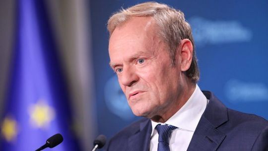 Tusk przyznaje się do błędu ws. podniesienia wieku emerytalnego i obiecuje utrzymanie 500 plus