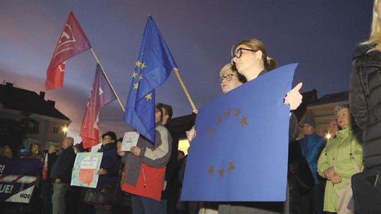 Tysiąc osób uczestniczyło w manifestacji „My zostajemy w UE” na kieleckim Rynku