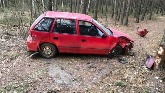 Uciekając przed policją uderzył w drzewo