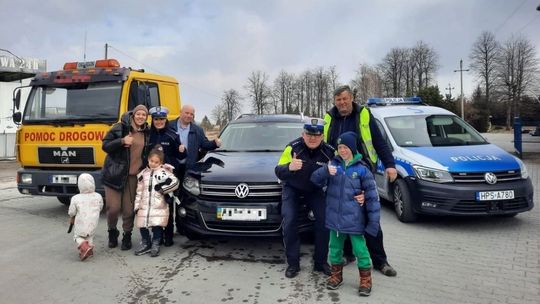 Ukrainka z trójką dzieci wjechała do rowu. Kobiecie pomogli mundurowi