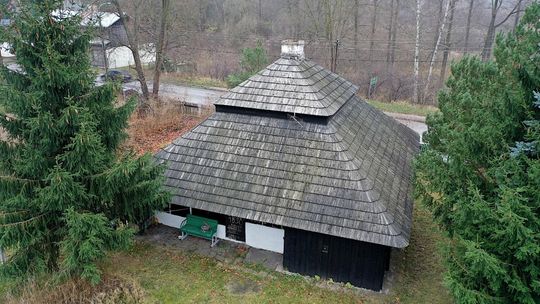 Unikatowy dom urzędników górniczych odtworzono w skansenie w Tokarni