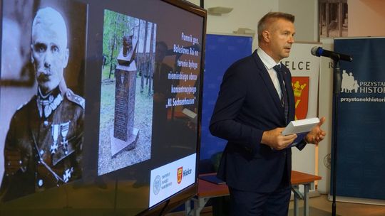 Upamiętnienie gen. Bolesława Roi na terenie byłego niemieckiego obozu koncentracyjnego