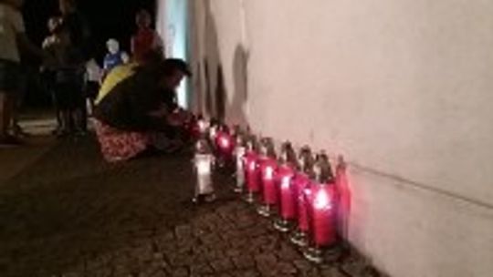 Upamiętnili rozbicie więzienia UB, na ul. Zamkowej zapłonęły znicze