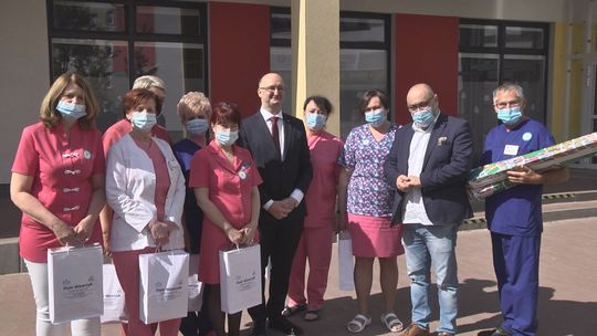 Upominki od wiceministra Wawrzyka dla małych pacjentów
