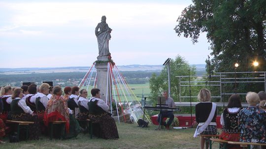 Uroczyste śpiewanie pieśni na Górze Św. Anny w Pińczowie