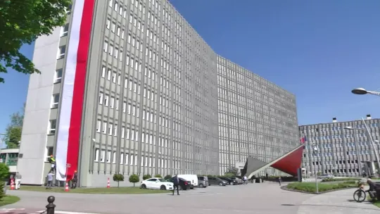 Urząd Wojewódzki z największą w mieście flagą świętuje majowe uroczystości państwowe
