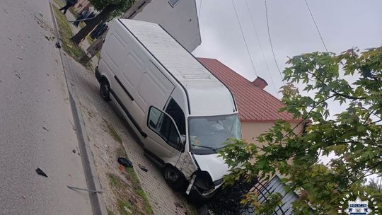 Uszkodzony płot, rozbite samochody...