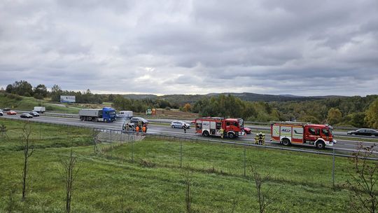 Utrudnienia na trasie s7. Płonące auto i strażacy w akcji