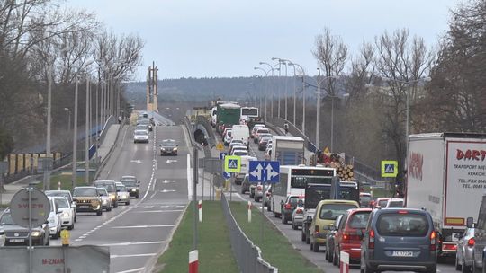 Utrudnienia w ruchu w związku z budową wiaduktu już dają się we znaki