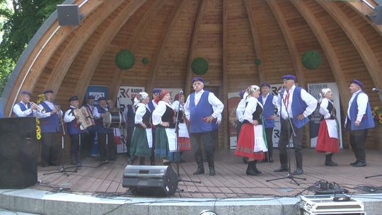 W Busku-Zdroju zatańczyli i zaśpiewali artyści ludowi