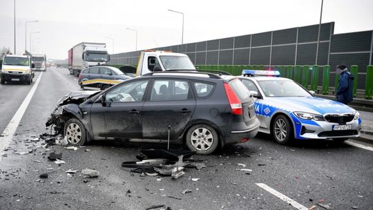 W karambolu na S74 uczestniczyło 40 pojazdów; osiem osób poszkodowanych