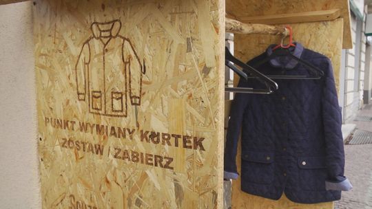 W Kielcach powstał "punkt wymiany kurtek" - sprawdź czy możesz pomóc