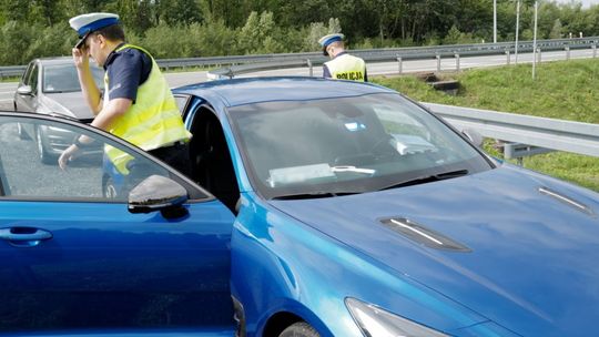 W majowy weekend na drogach więcej policji, w tym nieoznakowane patrole i policjanci z grup SPEED