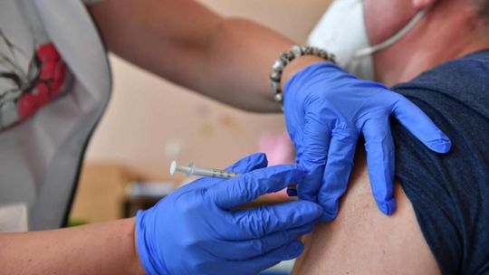 W Polsce wykonano ponad 33,8 mln szczepień; w pełni zaszczepionych jest ponad 17 mln osób