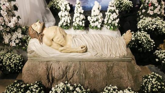 W Wielką Sobotę nie ma mszy; Wigilia Paschalna należy do Niedzieli Zmartwychwstania Pańskiego W Wielką Sobotę nie ma mszy; Wigilia Paschalna należy do Niedzieli Zmartwychwstania Pańskiego