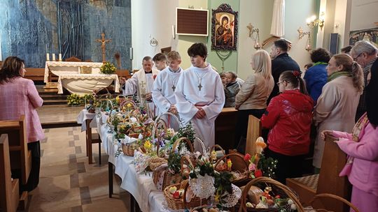 W Wielką Sobotę wierni licznie odwiedzają kościoły