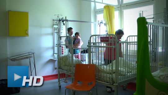 Wakacje w pełni, na szpitalnych oddziałach więcej małych pacjentów