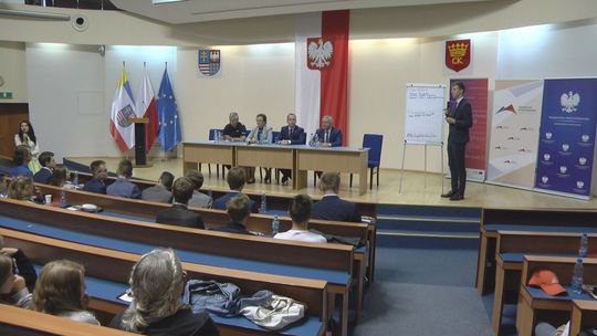 Wiceminister Adam Andruszkiewicz na spotkaniu z młodzieżą w Kielcach