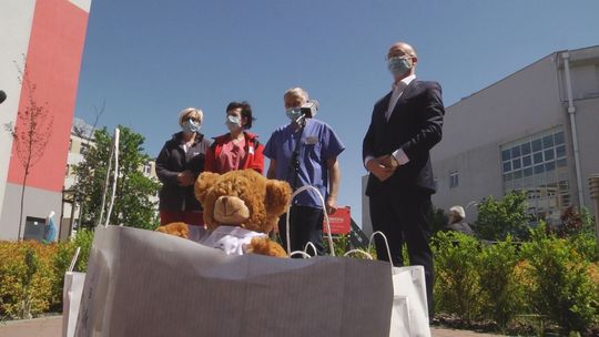 Wiceminister Piotr Wawrzyk z prezentami dla małych pacjentów