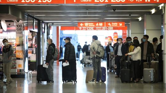 Wiceszef MSZ: na tym etapie wyjazdy zagraniczne, to stąpanie po "kruchym lodzie"