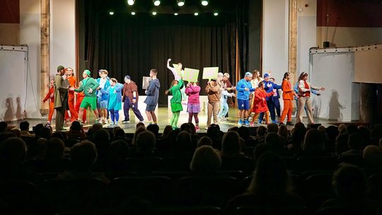 "Witajcie w naszej bajce" w WDK - pełna sala i owacje