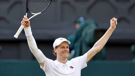 Włoch Jannik Sinner pokonał Hiszpana Carlosa Alcaraza w finale Wimbledonu
