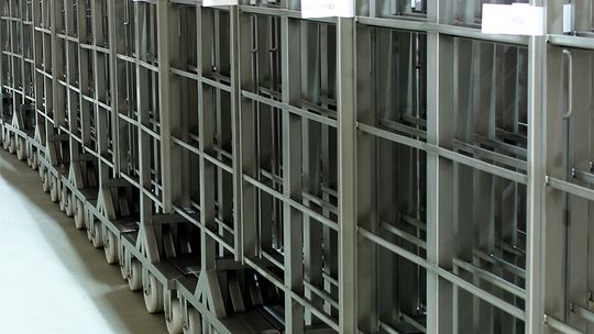 Wózki i kije wędzarnicze – dlaczego są tak istotne w przemyśle mięsnym?