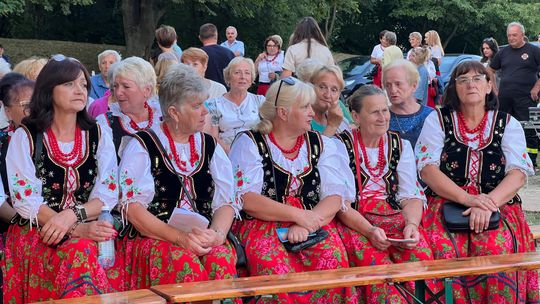 Wspólne śpiewanie na Wzgórzu Klasztornym w Pińczowie
