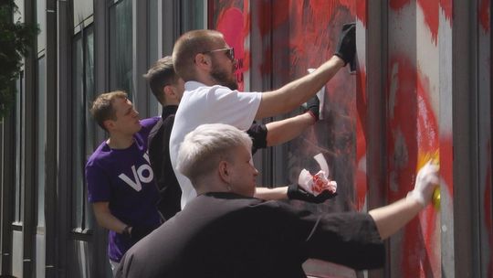 Wspólnie, ponad podziałami, zabrali się za usuwanie wulgarnego graffiti