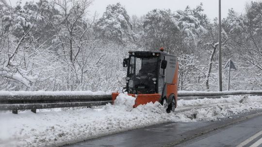 Wszystkie drogi krajowe przejezdne; pracuje 525 pojazdów zimowego utrzymania