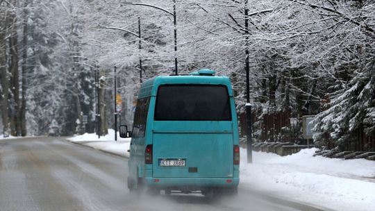 Wszystkie drogi krajowe są przejezdne; na drogach pracują 662 pojazdy zimowego utrzymania