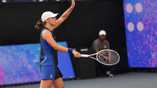 WTA Finals - Świątek pokonała Jabeur, w półfinale zagra z Sabalenką