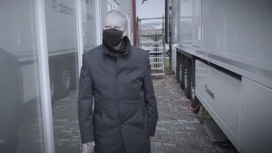 „Wymazy spod płota. Pandemia, wielkie pieniądze, śmierć” - film dokumentalny Mateusza Cieślaka