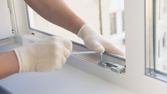 Wymiana uszczelek w oknach w Warszawie – korzyści i koszty