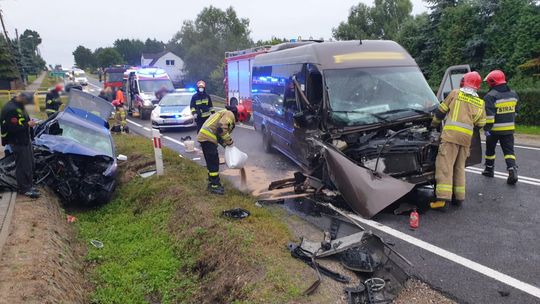 Wypadek na DK 42. Sześć osób poszkodowanych