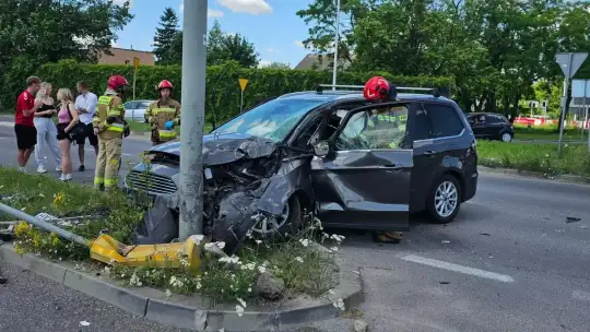 Wypadek na skrzyżowaniu w Kielcach. Trzy osoby trafiły do szpitala