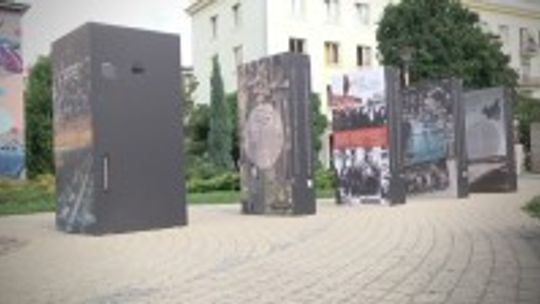 Wystawa przybliżająca tragedię sprzed 75 lat stanęła na Placu Artystów