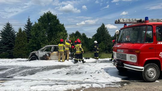 Zablokowana DK 42 w Parszowie przez pożar samochodu osobowego