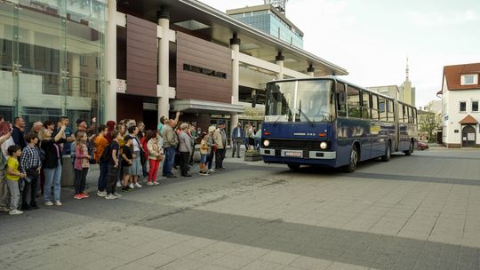 Zabytkowy Ikarus i wydłużone kursy autobusowe podczas tzw. białej nocy